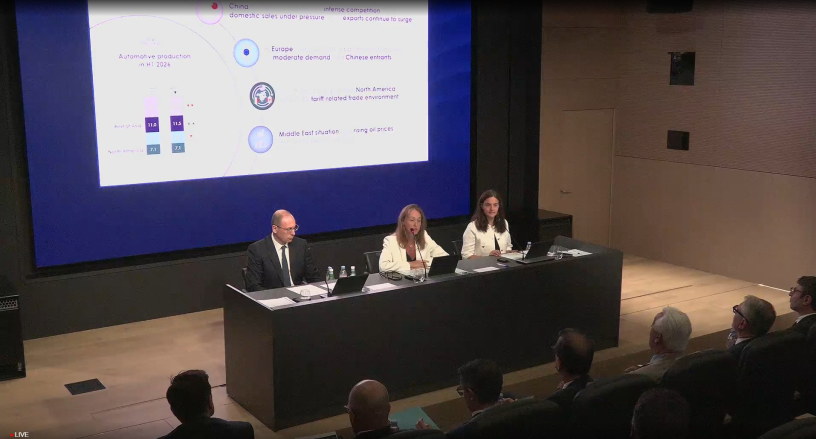 De gauche à droite, Olivier Dabi, directeur financier, Félicie Burelle, directrice générale, et Stéphanie Laval, vice-présidente en charge de la stratégie et des relations investisseurs, lors de la présentation des résultats semestriels d’OPmobility en juillet dernier.