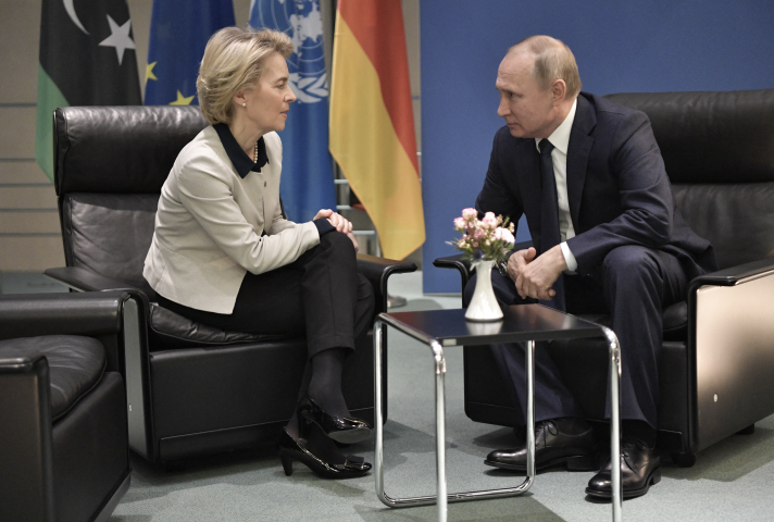 Ursula von der Leyen, présidente de la Commission européenne et Vladimir Poutine, président de la fédération de Russie - Alexey NIKOLSKY / Sputnik / AFP