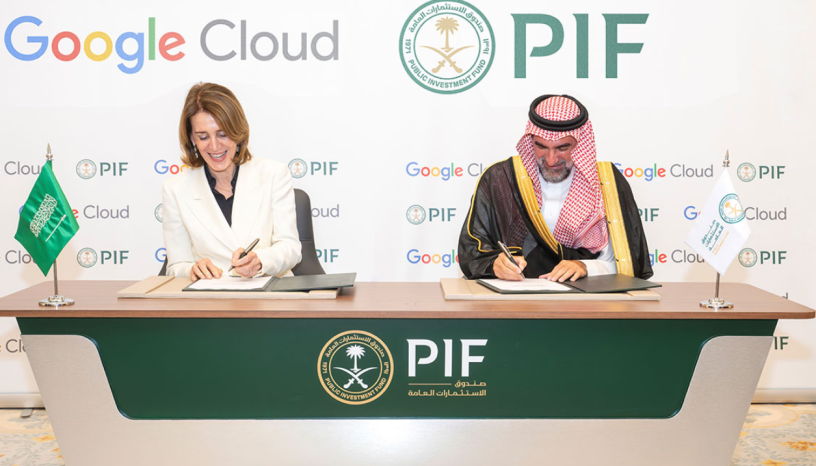 Ruth Porat, présidente et directrice des investissements d'Alphabet et de Google et Yasir Al-Rumayyan, gouverneur du PIF (crédits : PIF)