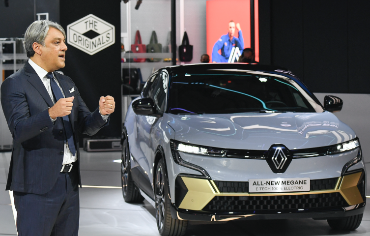 Luca de Meo présente la nouvelle Megane E-Tech 100% électrique au salon automobile de Francfort - crédits : Tobias SCHWARZ / AFP