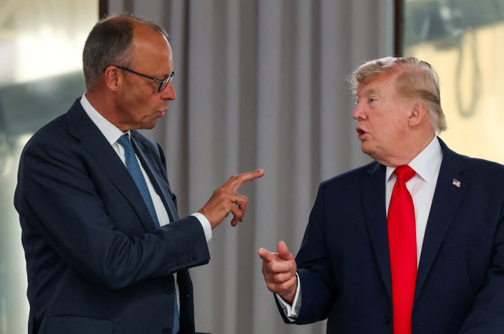 Friedrich Merz, chancelier fédéral d'Allemagne et Donald Trump, président des Etats-Unis - Photo par CHRISTIAN HARTMANN / POOL / AFP