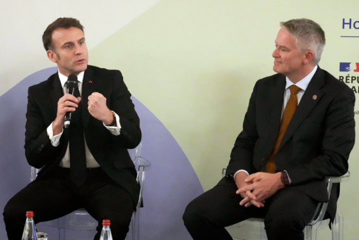 Emmanuel Macron, président de la République et Mathias Cormann, secrétaire général de l'OCDE - Photo par MICHEL EULER / POOL / AFP