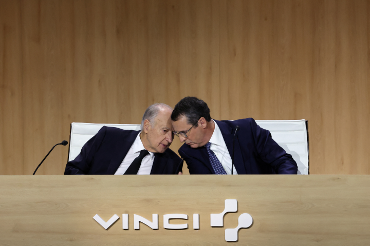 Xavier Huillard, président de Vinci et Pierre Anjolras, directeur général, lors de l'assemblée générale du groupe le 14 avril. (Photo : Ludovic MARIN / AFP)