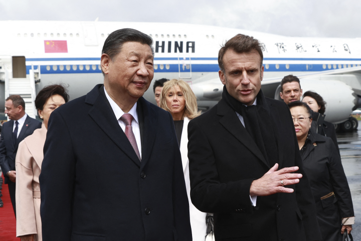 Xi Jinping et Emmanuel Macron (Photo by Aurelien Morissard / POOL / AFP)