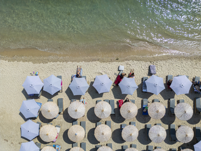 Plage en Grèce. Photo par NICOLAS ECONOMOU / NURPHOTO / NURPHOTO VIA AFP
