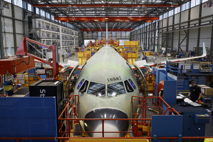 Ligne d'assemblage d'un Airbus A320 à Hambourg, en Allemagne - Photo by Morris MacMatzen / GETTY IMAGES EUROPE / Getty Images via AFP