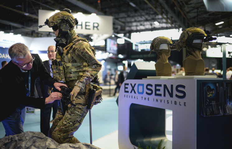 Exosens présente ses nouvelles technologies au salon Eurosatory 2026, à Paris Nord Villepinte.
(Photo Meryl Curtat / Hans Lucas via AFP)