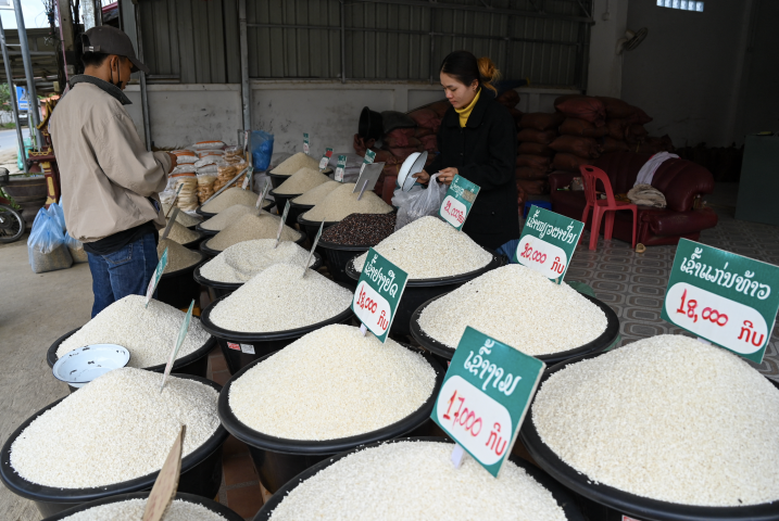 Vente de riz. TANG CHHIN SOTHY / AFP