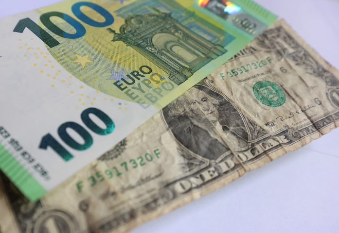 Dollar et Euro. dpa Picture-Alliance via AFP
