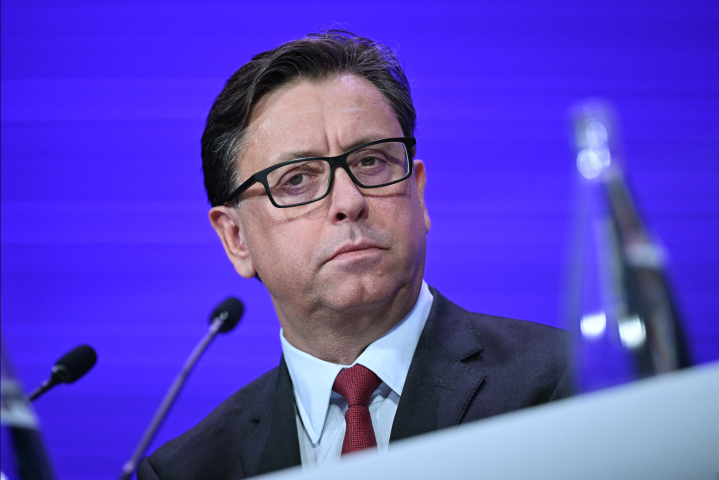 Paul Hudson, le directeur général de Sanofi (Photo by MIGUEL MEDINA / AFP)