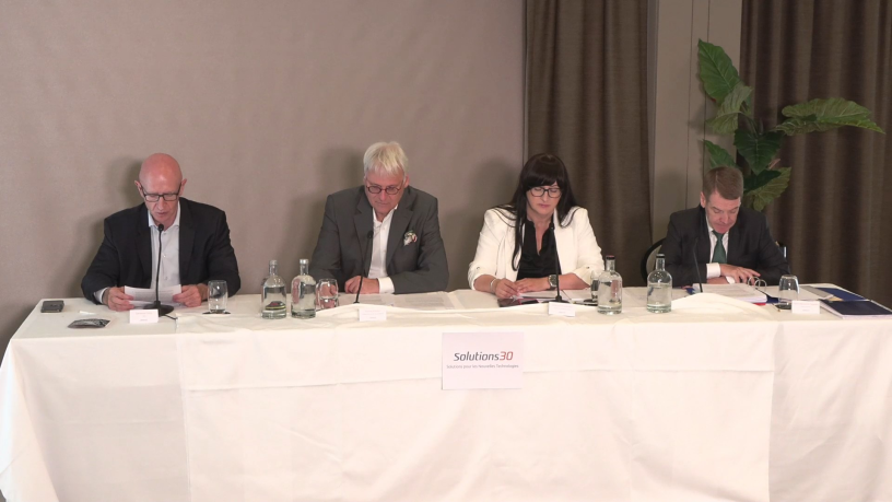 Gianbeppi Fortis, président du directoire (tout à gauche), aux côtés de Thomas Kremer, président du conseil de surveillance, lors de l’assemblée générale de Solutions 30, le 17 juin 2025