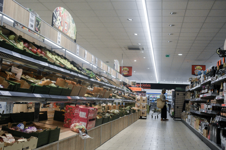 Étalages de fruits et légumes dans un supermarché - Magali Cohen / Hans Lucas / Hans Lucas via AFP