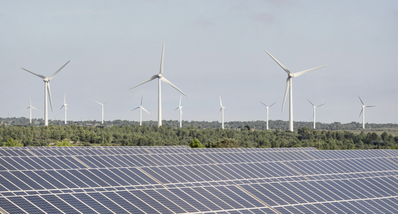 Éoliennes accompagnées de panneaux solaires dans l'Aude. Idriss Bigou-Gilles / Hans Lucas / Hans Lucas via AFP