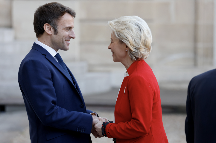 Emmanuel Macron, président de la République française et Ursula von der Leyen, présidente de la Commission européenne - Ludovic MARIN / AFP