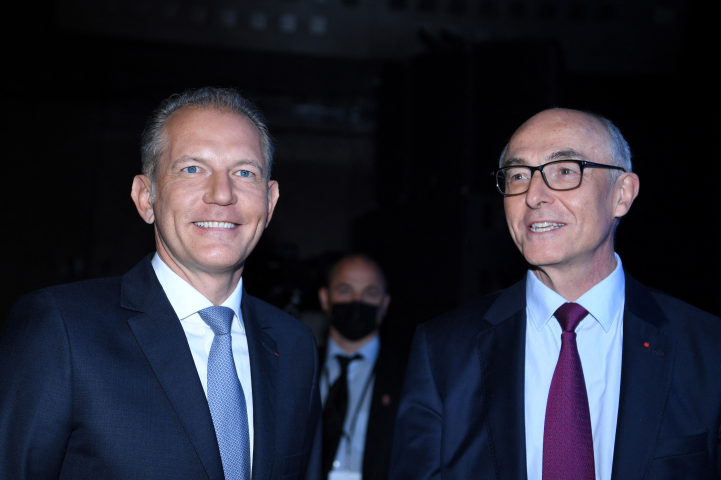 Après plus de vingt ans passés à la tête d'Air Liquide, Benoît Potier (à droite) laisse les rênes du groupe à François Jackow (à gauche) (Photo by Eric PIERMONT / AFP)