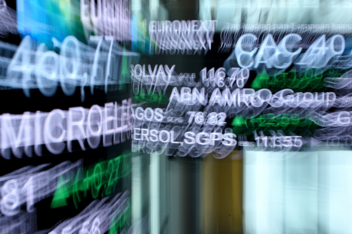 À la Bourse de Paris, le CAC 40 réagit vivement à l’annonce d’un cessez-le-feu temporaire (Photo by ERIC PIERMONT / AFP)