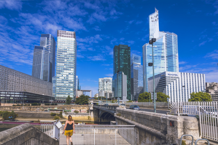 France, Île-de-France, Paris, La Défense, Courbevoie. De droite à gauche : la First Tower (également appelée « Tour CB31 »), la Tour CB21 de Covivio, la Grande Arche, la Tour Initial et le Link (Photo : Philippe TURPIN / Photononstop / Photononstop via AFP)
