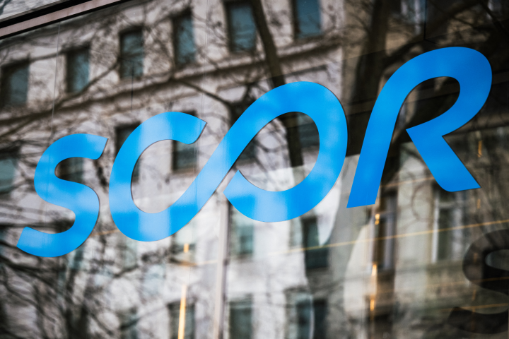 Scor revendique une discipline financière intacte malgré la prudence du marché (Photo by Julie SEBADELHA / AFP)