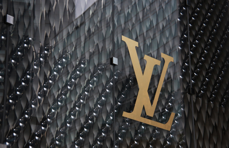 Le logo de Louis Vuitton Malletier est visible dans le quartier de Shibuya, à Tokyo, le 4 avril 2024. (Photo de Norikazu Tateishi / Yomiuri / Le Yomiuri Shimbun via AFP)