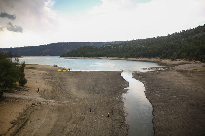 Lac à faible niveau d'eau (© Photo by Antoine Merlet / Hans Lucas / Hans Lucas via AFP)