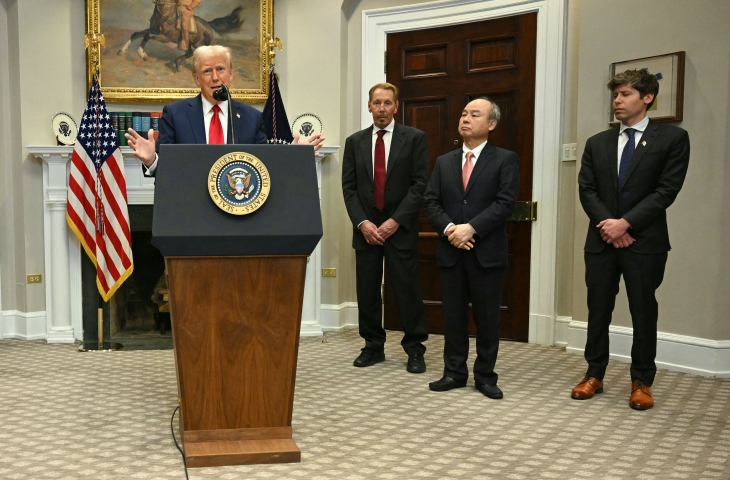 Donald Trump, Larry Ellison (Oracle), Masayoshi Son (SoftBank), Sam Altman (OpenAI). Crédits : Photo by Jim WATSON / AFP