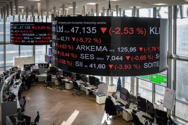 Si la prudence domine chez les analystes avant la saison des résultats du deuxième trimestre 2025, Deutsche Bank n'exclut pas de bonnes surprise (Photo by Benjamin Polge / Hans Lucas via AFP)
