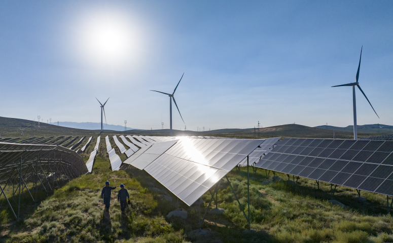 Panneaux solaires, éoliennes (Photo by Yang Zhisen / XINHUA / Xinhua via AFP)