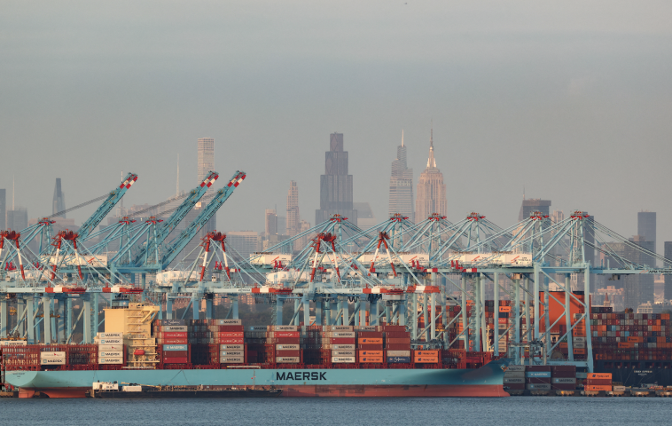 Port américain. Photo by CHARLY TRIBALLEAU / AFP