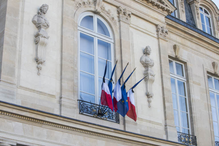 France - Paris - drapeau français en berne - Elysée