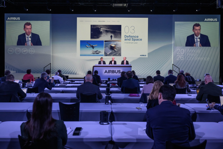 Le directeur général d'Airbus, Guillaume Faury, le directeur de la communication externe mondiale, Guillaume Steueur, et le directeur financier, Thomas Toepfer, lors de la conférence de presse sur les résultats annuels d'Airbus à Toulouse, le 19 février 2026. (Photo par Ed JONES / AFP)
