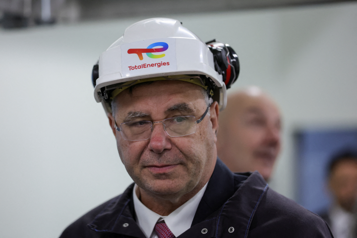 Patrick Pouyanne, le directeur général de TotalEnergies visite la gigafactory d'Automotive Cells Company (ACC), lors de son inauguration in Billy-Berclau-Douvrin - PASCAL ROSSIGNOL / POOL / AFP)