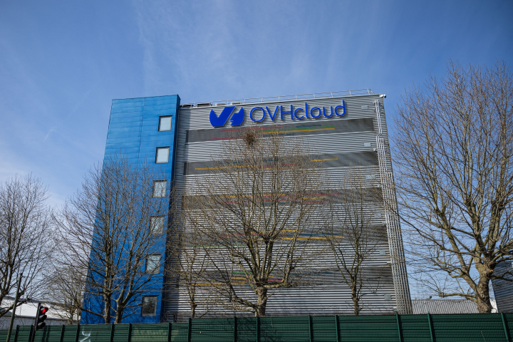 Cette photographie montre la construction du centre de données de la société française OVHcloud à Roubaix, dans le nord de la France, le 3 avril 2025. (Photo : Sameer Al-DOUMY / AFP)