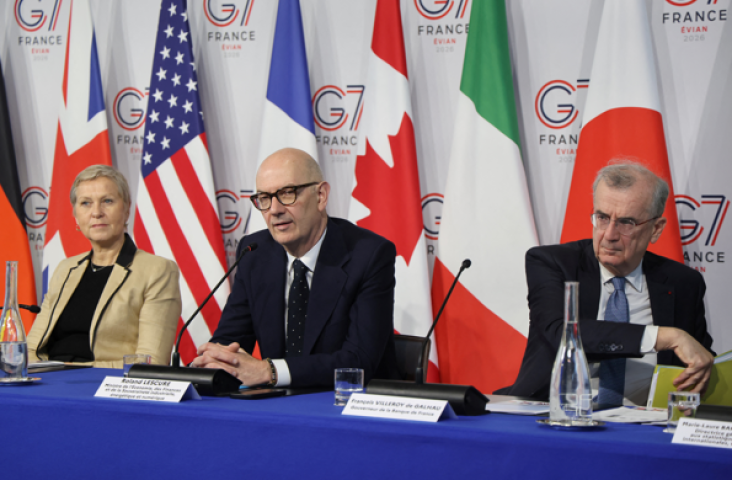 Roland Lescure, ministre de l’Économie, des Finances, et de la Souveraineté industrielle, énergétique et numérique, Anne Le Hénanff, ministre déléguée chargée de l’Intelligence artificielle et du Numérique, et également François Villeroy de Galhau, Gouverneur de la Banque de France. Photo par LUDOVIC MARIN / AFP