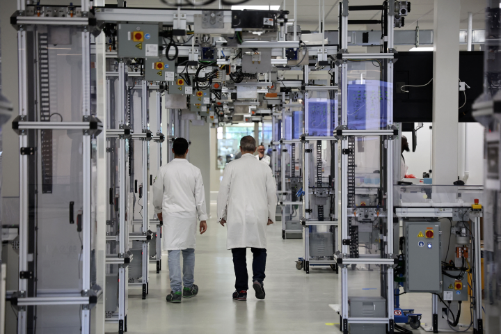 Nouveau site industriel d'EssilorLuxottica à Wissous, dans l'Essonne.  (Photo by Christophe PETIT TESSON / POOL / AFP)