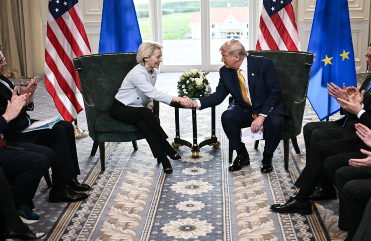 Ursula von der Leyen et Donald Trump - Brendan SMIALOWSKI / AFP