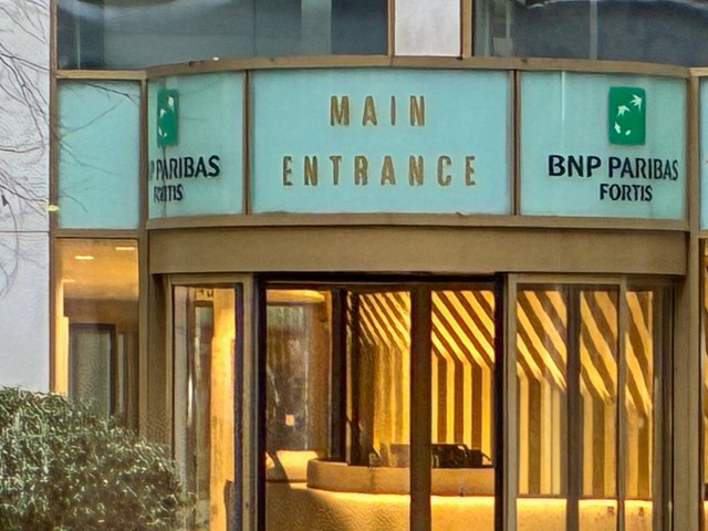 Entrée principale et signalétique du siège social de BNP Paribas Fortis Bank à Bruxelles (Photo by Michael Nguyen / NurPhoto / NurPhoto via AFP)