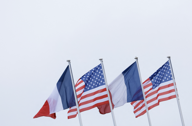 Drapeaux. Photo by Ian LANGSDON / AFP