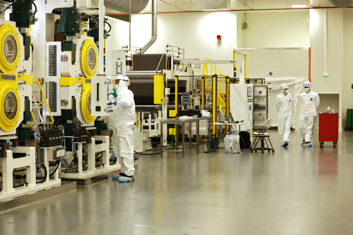 Des employés sont au travail lors d'une visite de presse organisée à la gigafactory AESC de l'usine de batteries pour véhicules électriques de Verkor à Bourbourg, dans le nord de la France, le 10 décembre 2025.
(Photo de François LO PRESTI / AFP)