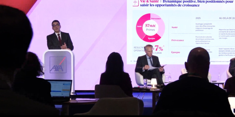 Thomas Buberl (assis au centre) lors de la présentation des résultats 2025 du groupe AXA, le 26 février 2026.