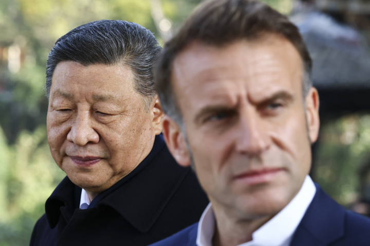 Xi Jinping, président de la république populaire de Chine et Emmanuel Macron, président de la république française - Photo par SARAH MEYSSONNIER / POOL / AFP