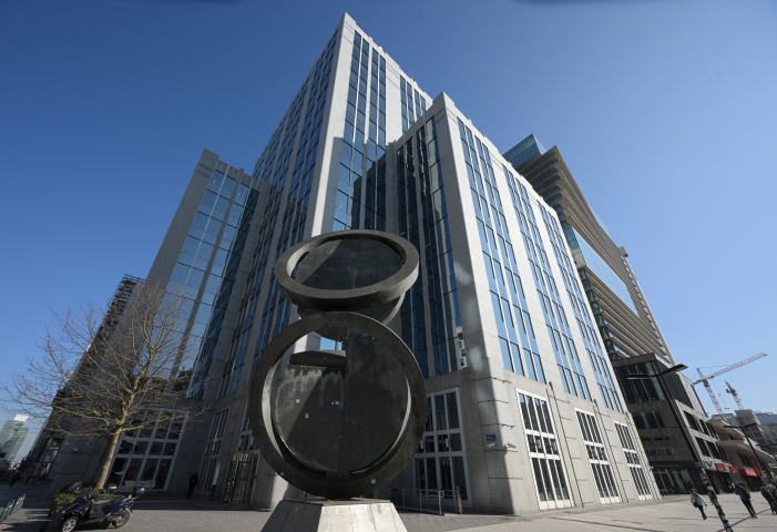 Vue extérieure du siège de l'établissement financier Euroclear Group à Bruxelles. (Photo de Nicolas TUCAT / AFP)