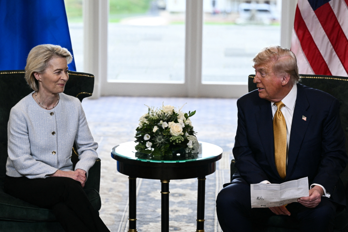 Ursula von der Leyen, présidente de la Commission européenne et Donald Trump, président des Etats-Unis - Brendan SMIALOWSKI / AFP
