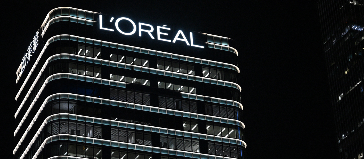 Le logo de L'Oréal est visible sur un bâtiment du district de Jing'an à Shanghai, le 18 août 2026. (Photo : Hector RETAMAL / AFP)
