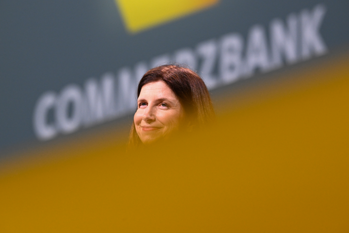 Bettina Orlopp, PDG de la Commerzbank, s'adresse aux actionnaires lors de l'assemblée générale annuelle de la banque allemande Commerzbank, le 20 mai 2026 à Wiesbaden, dans l'ouest de l'Allemagne. (KIRILL KUDRYAVTSEV / AFP)