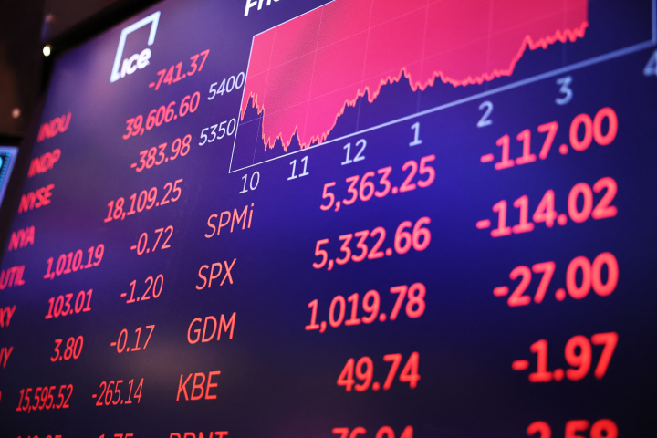 Les marchés continuent de chuter fortement à la suite des dernières statistiques économiques américaines - Getty Images via AFP